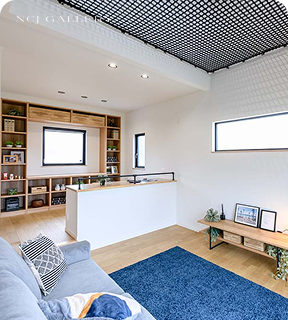 吹き抜けハンモックで ゆったりくつろげる家