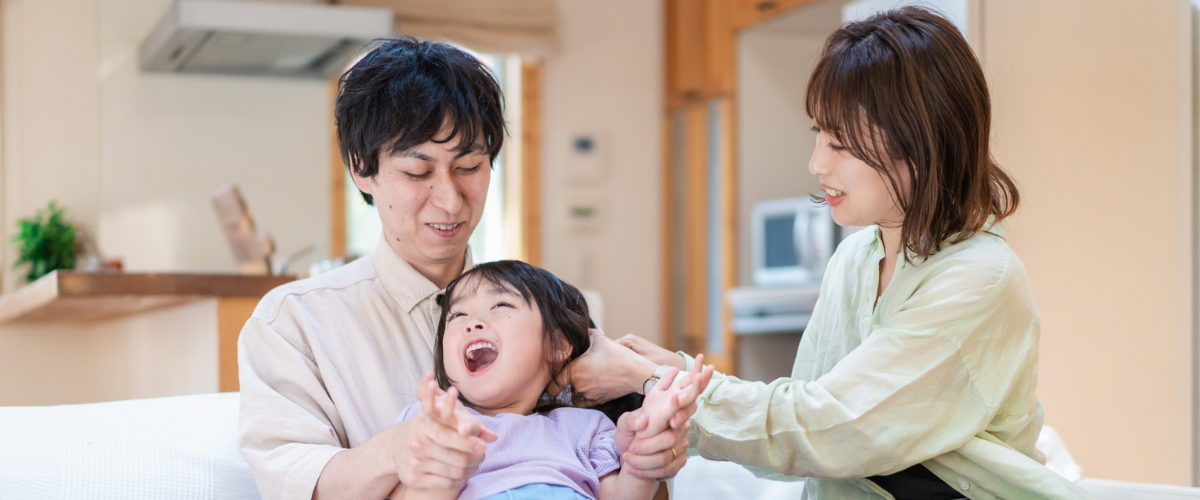 笑顔の家族と新築住宅